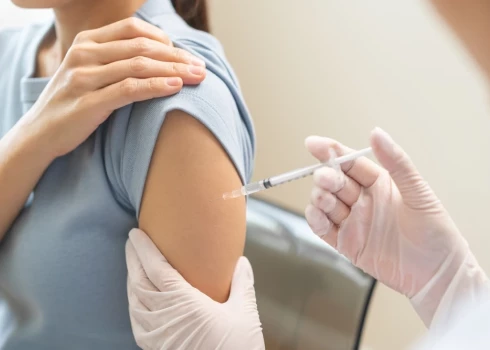 Līdz šim valsts apmaksāta vakcinācija pret CPV infekciju ir bijusi pieejama meitenēm un zēniem vecumā no 12 līdz 17 gadiem.