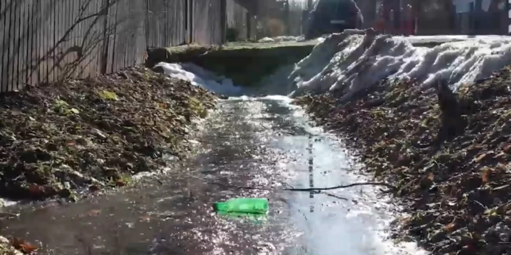 В Иманте 64-летняя женщина погибла, очищая водосток канавы перед частным домом.