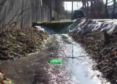 Трагедия в Иманте: женщина среди бела дня утонула в канаве возле дома, очищая водосток