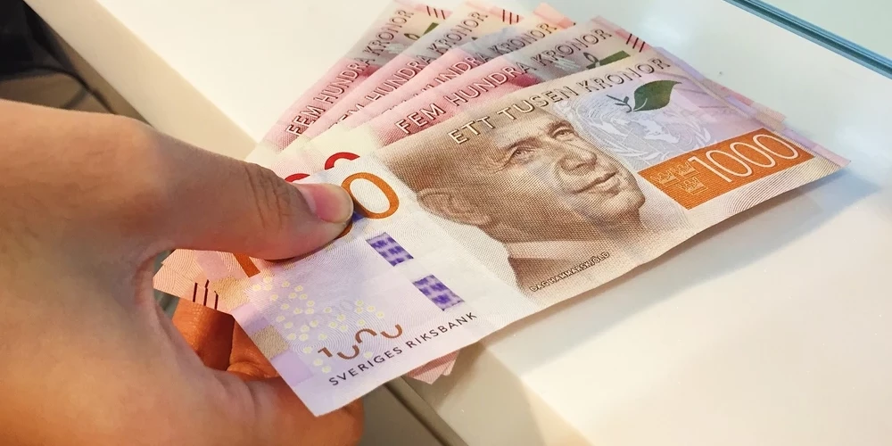Центральный банк Швеции рекомендует каждому взрослому хранить дома не менее 1000 шведских крон.