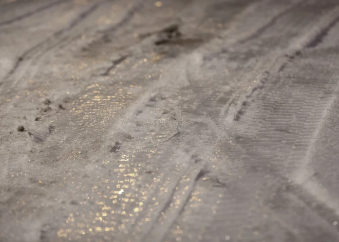 Autovadītāju ievērībai: šorīt apledojums apgrūtina braukšanu vietām Kurzemē