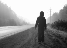 Шокирующее убийство на заснеженной дороге под Тукумсом: женщина остановилась, чтобы подвезти 15-летнего подростка