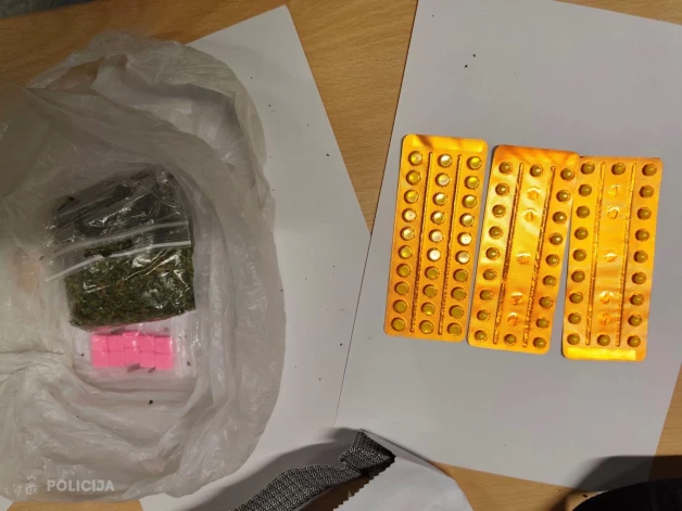 Februāra beigās Valsts policijas Latgales reģiona pārvaldes Dienvidlatgales iecirkņa Izmeklēšanas nodaļas amatpersonas veica vairākus operatīvos pasākumus saistībā ar narkotisko vielu nelikumīgu apriti Daugavpilī un Augšdaugavas novadā. 