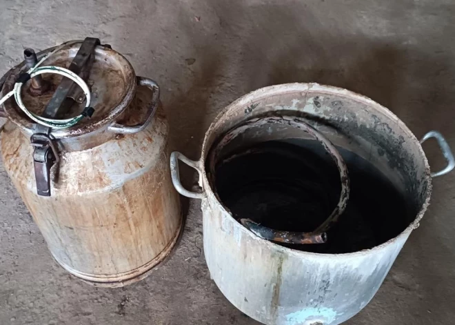 FOTO: Daugavpilī un Augšdaugavas novadā vairākās dzīvesvietās un personu somās atrastas narkotiskās vielas