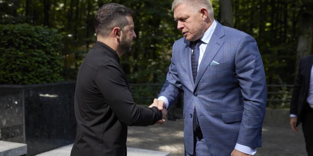 Roberts Fico paziņoja, ka pirms tikšanās ar Ukrainas prezidentu Volodimiru Zelenski viņam jārunā ar Eiropas Komisiju.