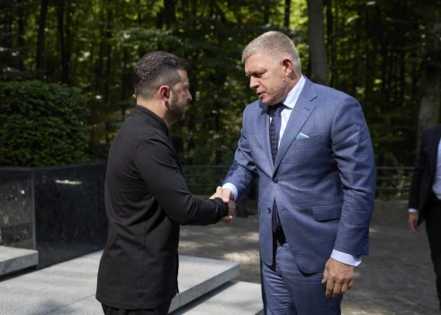 Roberts Fico paziņoja, ka pirms tikšanās ar Ukrainas prezidentu Volodimiru Zelenski viņam jārunā ar Eiropas Komisiju.