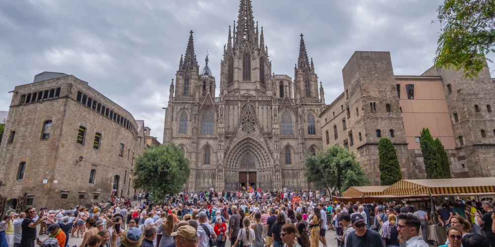 Barselona ir pilsēta Spānijas ziemeļaustrumos Vidusjūras krastā. Tas ir Katalonijas administratīvais centrs un novada apdzīvotākā pilsēta; kā arī visas valsts otra apdzīvotākā pilsēta pēc Madrides. Galvenais Katalonijas ekonomiskais un kultūras centrs. Barselona slavena ar savdabīgā arhitekta Antonio Gaudí darbiem.