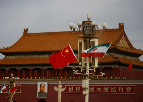 Ķīnas un Irānas karogi plīvo Tiaņaņmeņa laukumā Pekinā.
