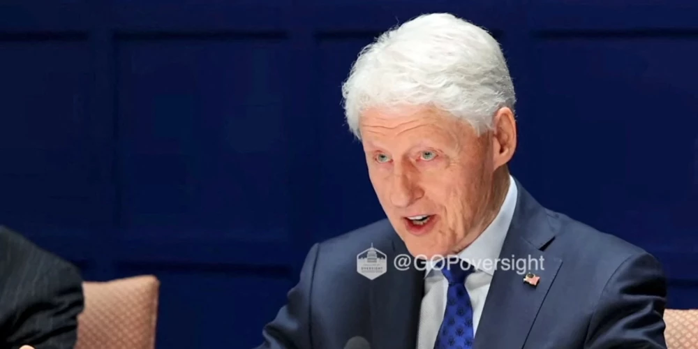 Bijušais ASV prezidents Bils Klintons sniedz liecības dzimumnoziedznieka Džefrija Epstīna lietā.