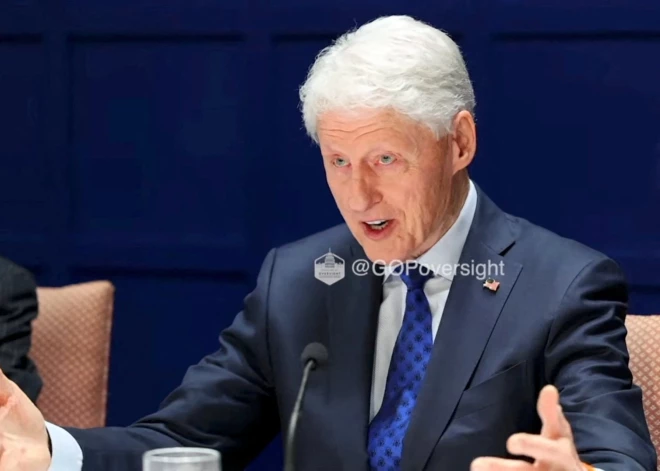 Smaida un smejas: Klintons negaidīti jautrā noskaņā, pētot Epstīna lietas materiālus. VIDEO