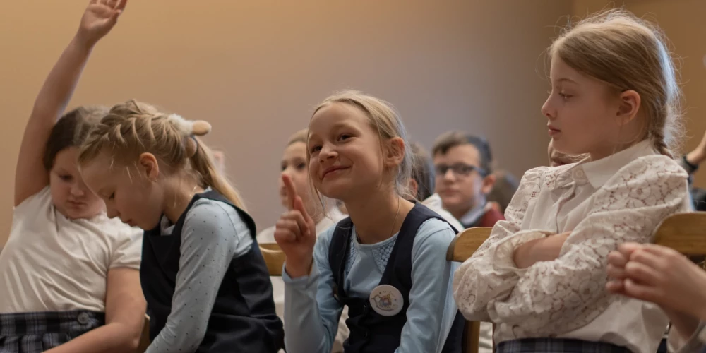 Sociālajos tīklos aizritējušas spraigas diskusijas par to, kā vecāki mūsdienās audzina bērnus. 