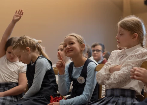 Sociālajos tīklos aizritējušas spraigas diskusijas par to, kā vecāki mūsdienās audzina bērnus. 