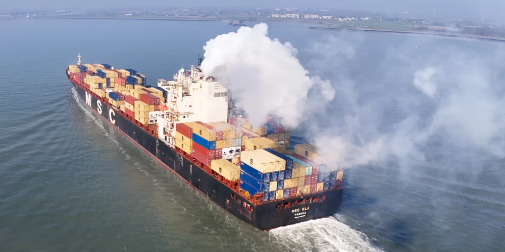  Kuģniecības nozare sniedz lielu daļu jūrniecības pakalpojumu visā pasaulē, un tā aptver vairāk nekā trešdaļu no pasaules kuģu flotes tilpības visos nozares segmentos.