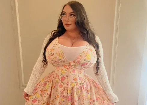 Sammera Robertsa jau astoņu gadu vecumā bija spiesta valkāt C izmēra krūšturi.