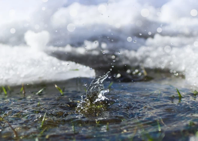 Kūstoša sniega dēļ Ropažu novadā applūst īpašums, evakuēti divi cilvēki