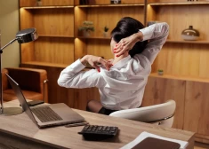 Многие жители Латвии признались, что испытывают на работе боль и физический дискомфорт