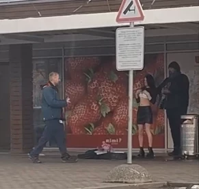 “Bauskas Dzīve” raksta, ka otrdien vairākiem veikala “Rimi” pircējiem “paveicās” – viņus pie durvīm izklaidēja puskaila dāma. 