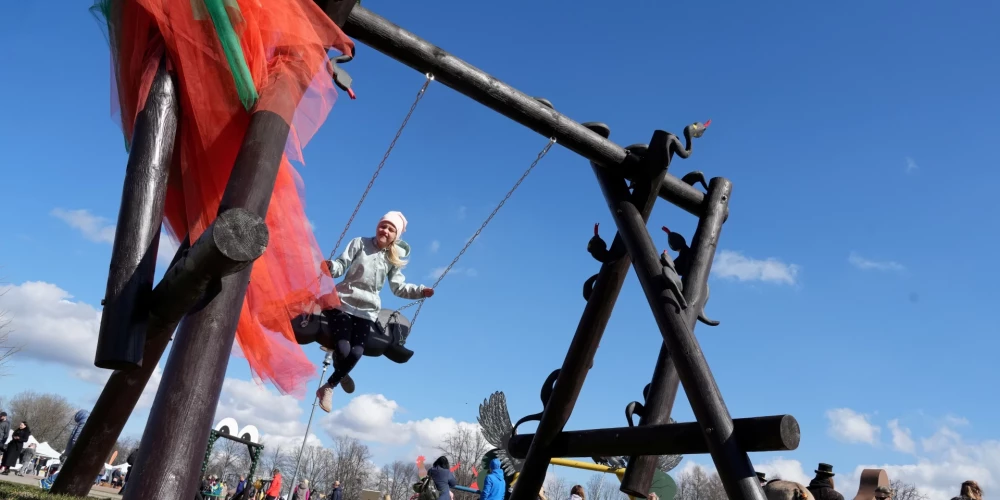 Сигулда приглашает в кругосветку на качелях.