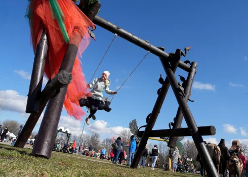 Сигулда приглашает в кругосветку на качелях.