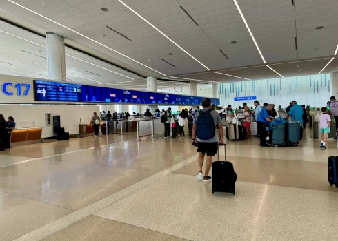 Latviešu ģimene ar maziem bērniem iesprostota Šrilankā. 