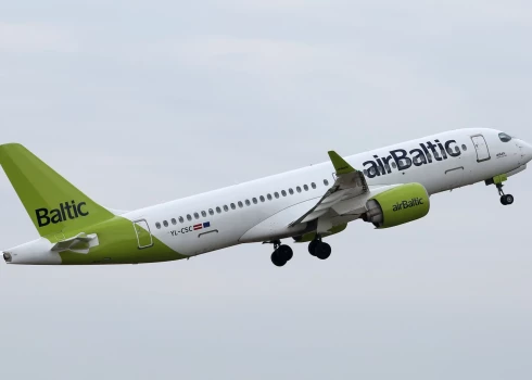 Nacionālās aviokompānijas "airBaltic" lidmašīna.