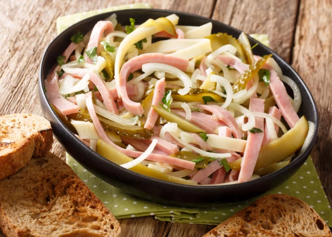 Desu salātu versijas ātrām vakariņām