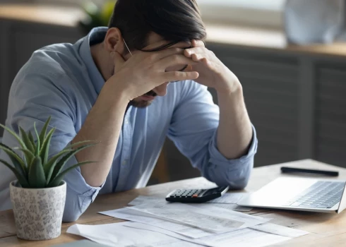 Мужчина ознакомился с данными о своих кредитных обязательствах.