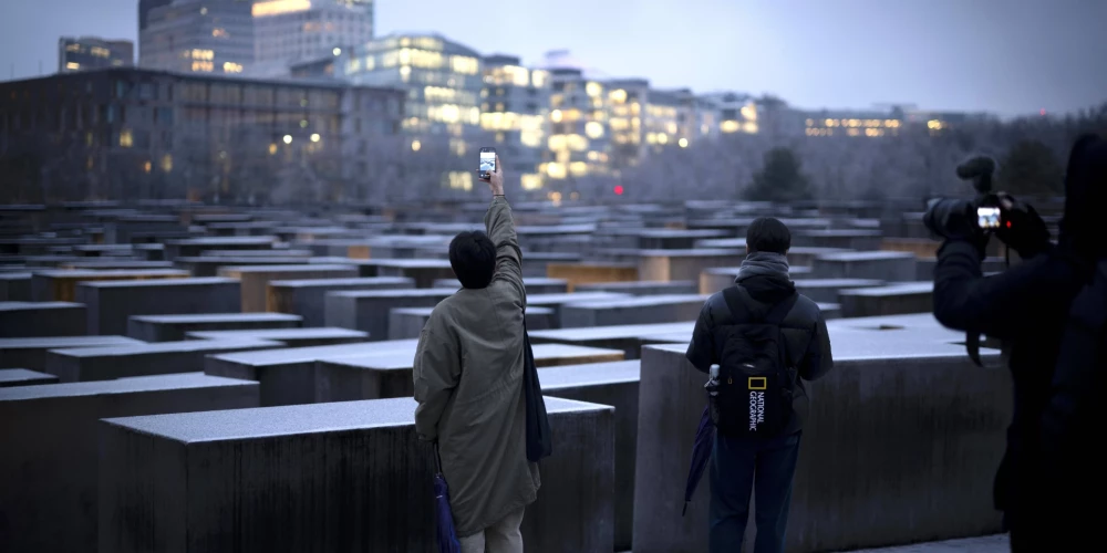Vācijā vīrietim piespriež 13 gadu cietumsodu par uzbrukumu Berlīnes Holokausta memoriālā.