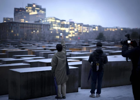 Vācijā vīrietim piespriež 13 gadu cietumsodu par uzbrukumu Berlīnes Holokausta memoriālā.
