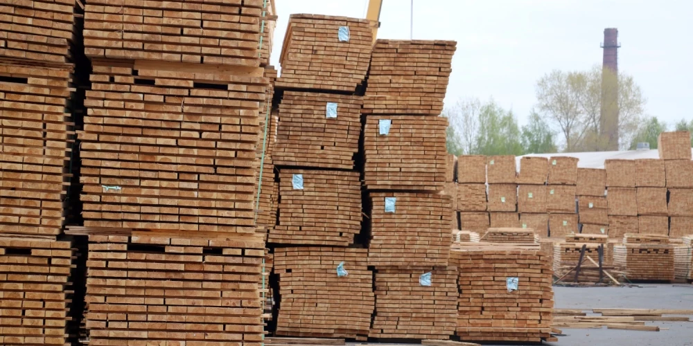 Apsūdzētais iegādājās 50 iepakojumus ar līmētiem kokmateriāliem un importēja tos Latvijā.