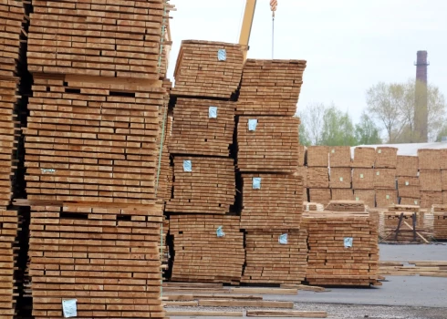 Apsūdzētais iegādājās 50 iepakojumus ar līmētiem kokmateriāliem un importēja tos Latvijā.