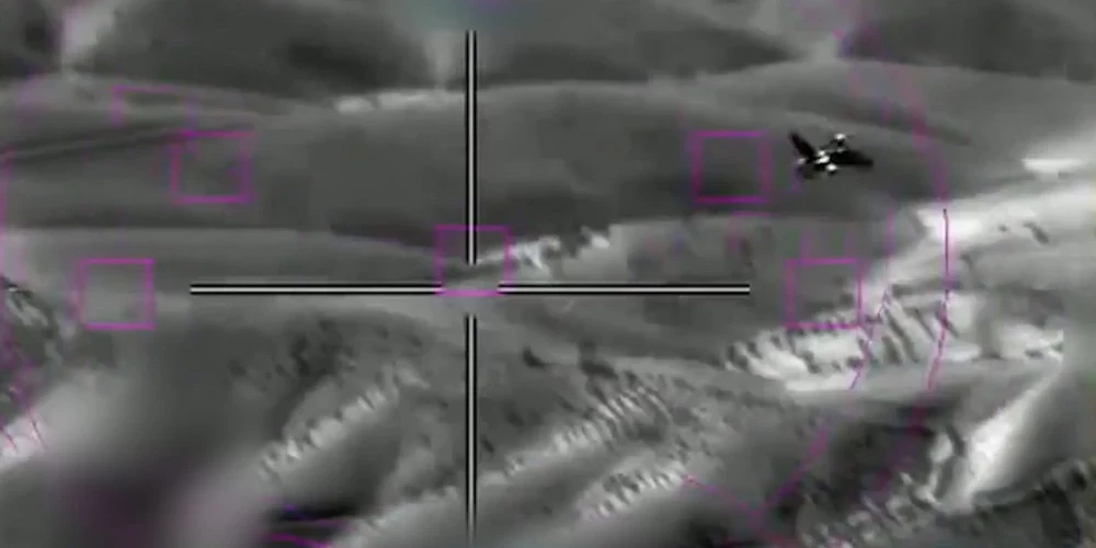 Skats no "F-35I Adir" iznīcinātāja kabīnes uz krievu "Jak-130" iznīcinātāju, ko izmanto Irānas armija.