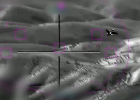 Skats no "F-35I Adir" iznīcinātāja kabīnes uz krievu "Jak-130" iznīcinātāju, ko izmanto Irānas armija.