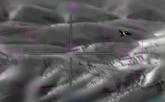 Skats no "F-35I Adir" iznīcinātāja kabīnes uz krievu "Jak-130" iznīcinātāju, ko izmanto Irānas armija.