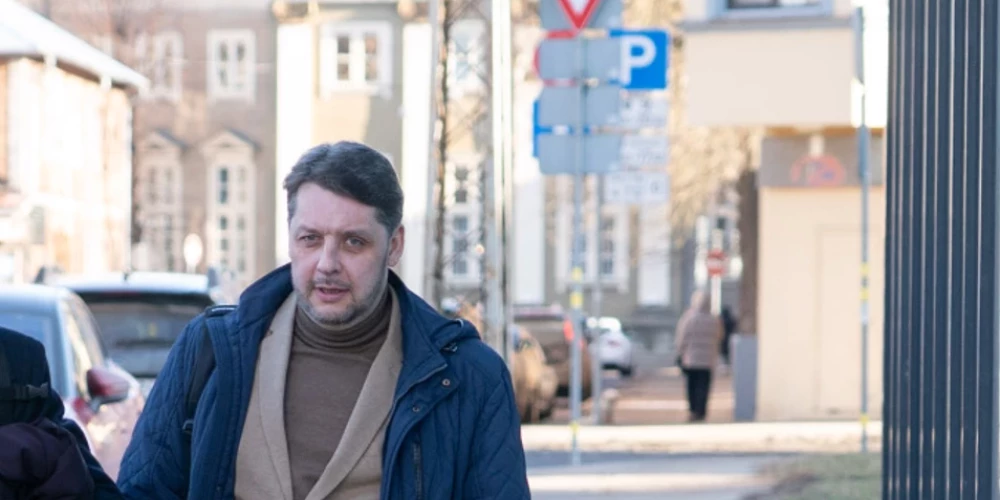 Augustīns Zaščirinskis ierodas Rīgas pilsētas tiesā, Jēzusbaznīcas ielā 6.