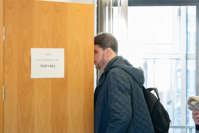 Skandalozais priesteris-mūks pazuda aiz slēgtās tiesas sēdes durvīm, tā arī neatbildējis uz jautājumu - par ko viņu īsti tiesā?