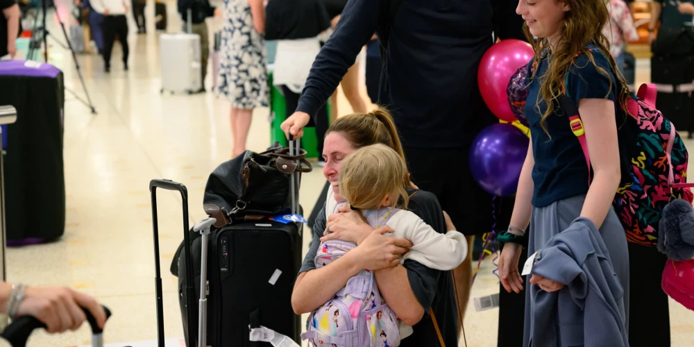 Kopš ASV un Izraēlas sāktā uzbrukuma Irānai, uz ko tā atbild ar triecieniem kaimiņvalstīm, ārzemnieki steidz pamest arī Apvienotos Arābu Emirātus.