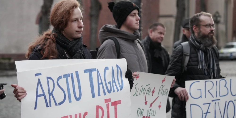 Jaunatnes organizācijas "Protests" rīkotajā protesta akcijā pie Saeimas atgādina, ka veselība nav luksuss.