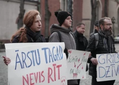 "Veselība nav luksuss!": pie Saeimas prasa tautai labvēlīgu veselības aprūpi. FOTO