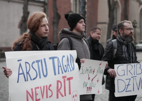 Jaunatnes organizācijas "Protests" rīkotajā protesta akcijā pie Saeimas atgādina, ka veselība nav luksuss.