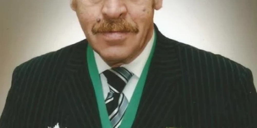 Jakovs Pliners ar ordeņiem (ekrānuzņēmums no "X")