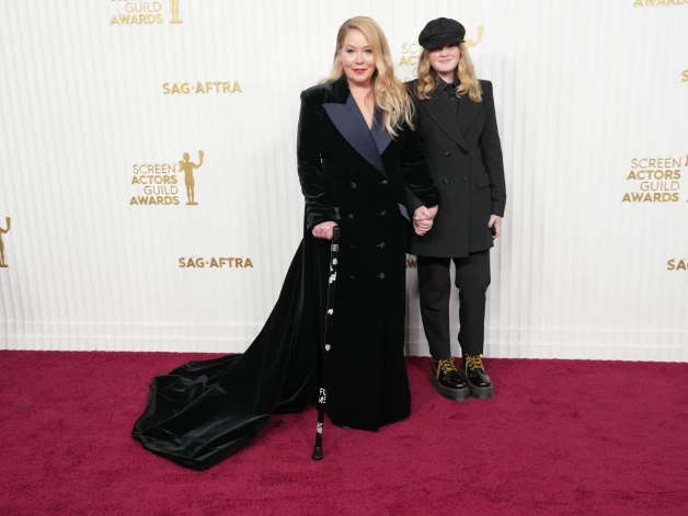 Kristīna Eplgeita ar meitu Seidiju Ekrāna aktieru ģildes balvu ceremonijas vakarā 2023. gadā.