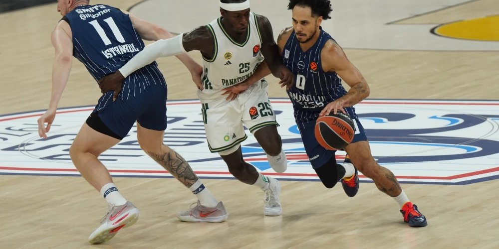 Rolanda Šmita (pa kreisi) komandas biedrs Šeins Larkins (pa labi) iedzīvojās cirkšņa savainojumā novembrī.