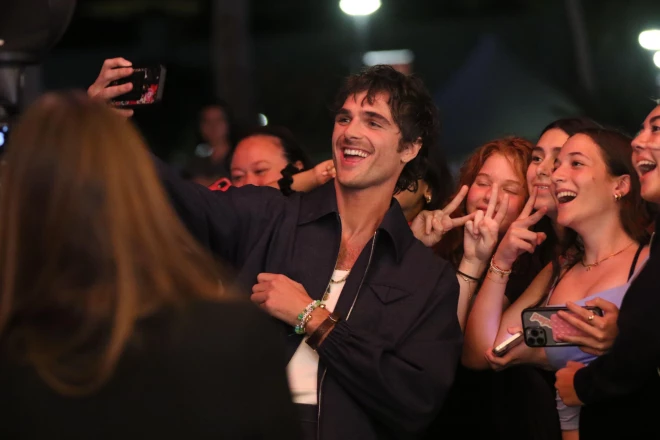 Džeikobs Elordi iepozē ar fanēm.