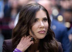 Tramps atlaiž iekšzemes drošības ministri Kristi Noemu, kuras pārraudzīto ICE aģentu plosīšanās Mineapolē izraisīja sašutumu. Pirms tam viņa grāmatā aprakstīja, kā nošāva savu kucēnu