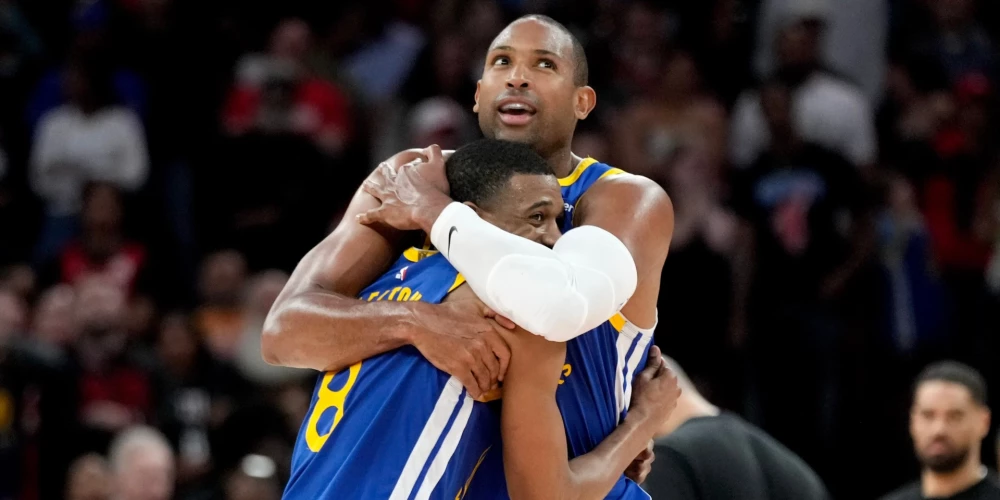 Goldensteitas basketbolisti priecājas par uzvaru.