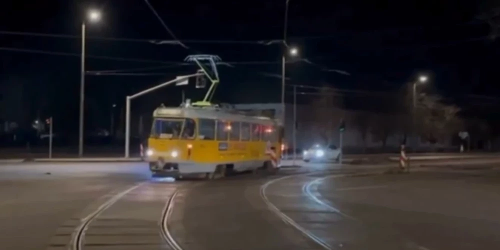 В Риге по новым рельсам прошел тестовый трамвай.