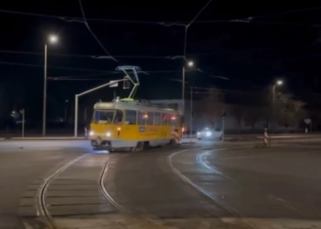 ВИДЕО: впервые за 40 лет в Риге по новым рельсам прошел тестовый трамвай