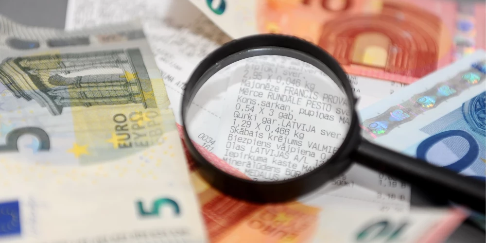 Pirkuma čeki ar lupu.