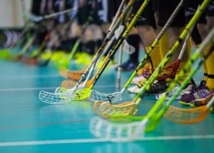 Acu ārste skaidro nepieciešamību bērniem valkāt aizsargbrilles florbola spēlēs